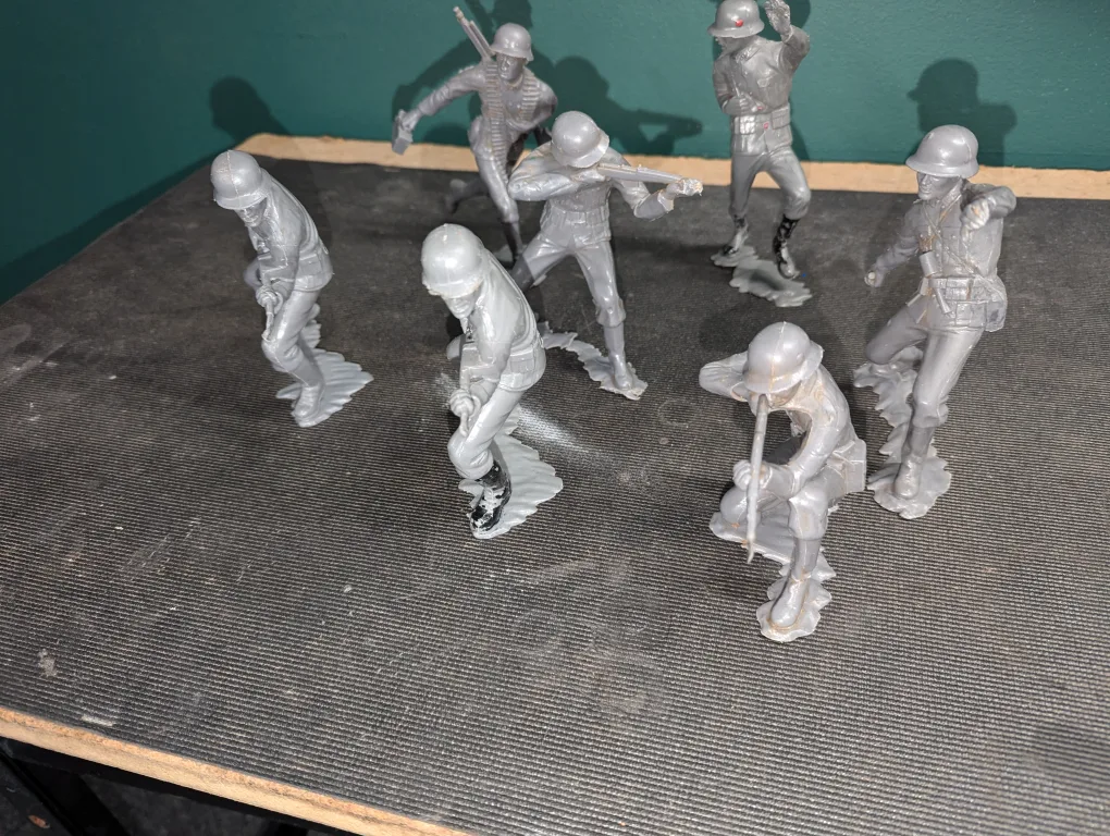 🥕Marx Vintage Gray Plastic Toy Soldiers - Lot of 7 image indicator(8)