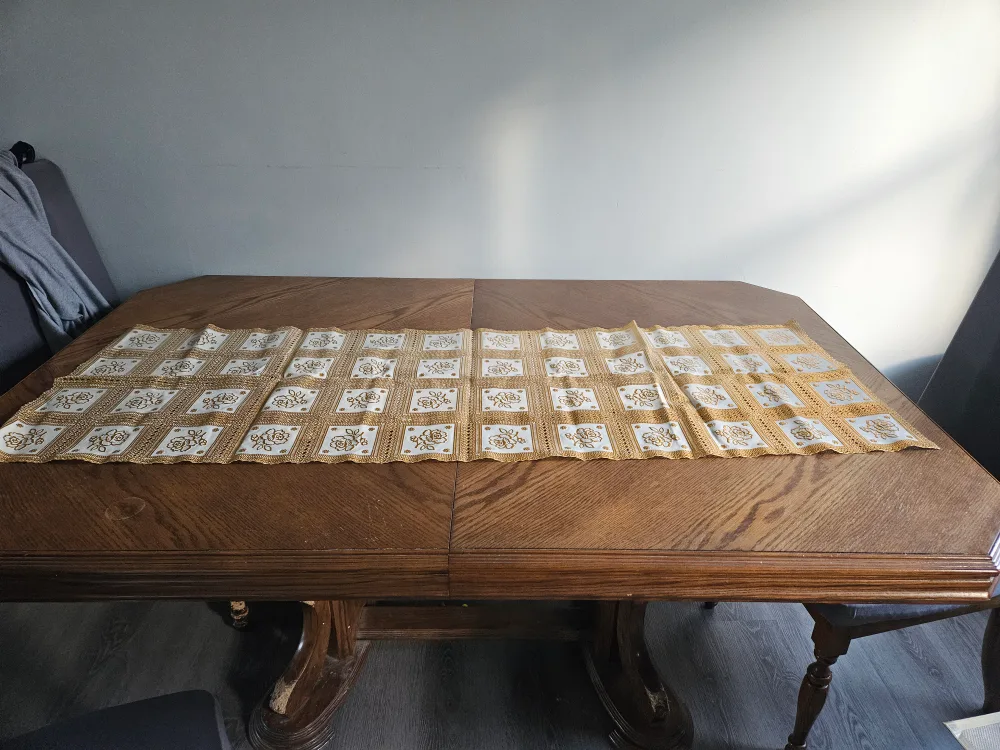 Elegant Gold and White Table Runner image indicator(3)