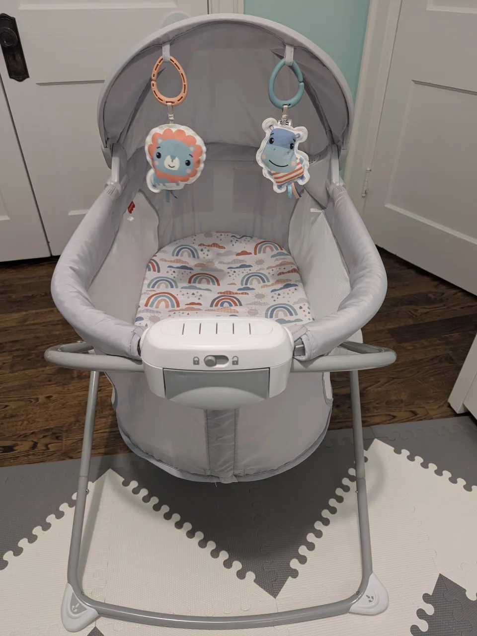 Fisher Price Soothing View Foldable Bassinet image indicator(2)