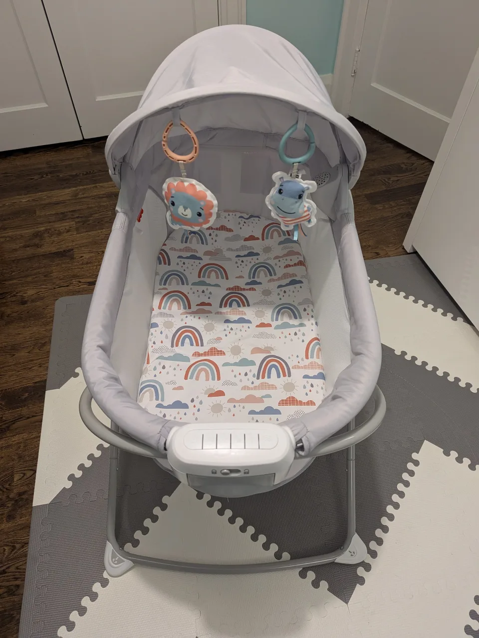 Fisher Price Soothing View Foldable Bassinet image indicator(3)