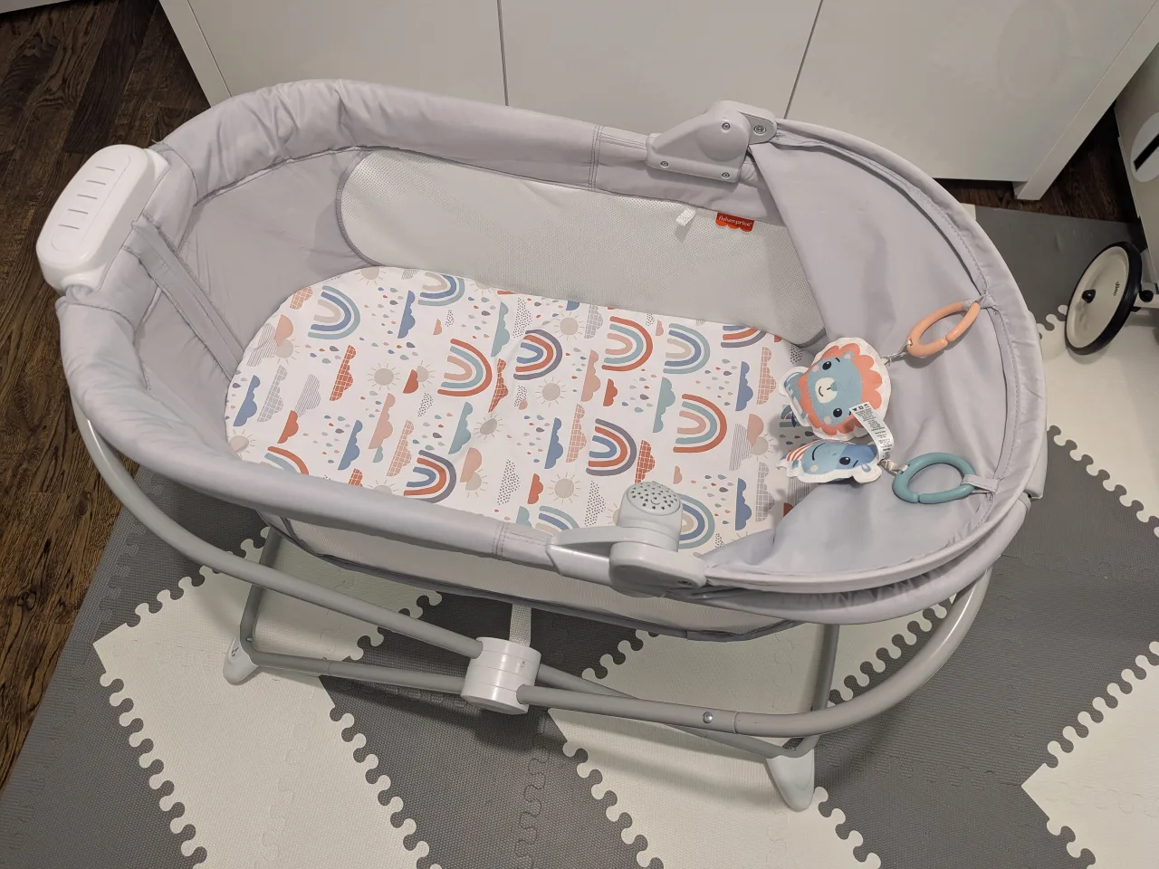Fisher Price Soothing View Foldable Bassinet image indicator(6)