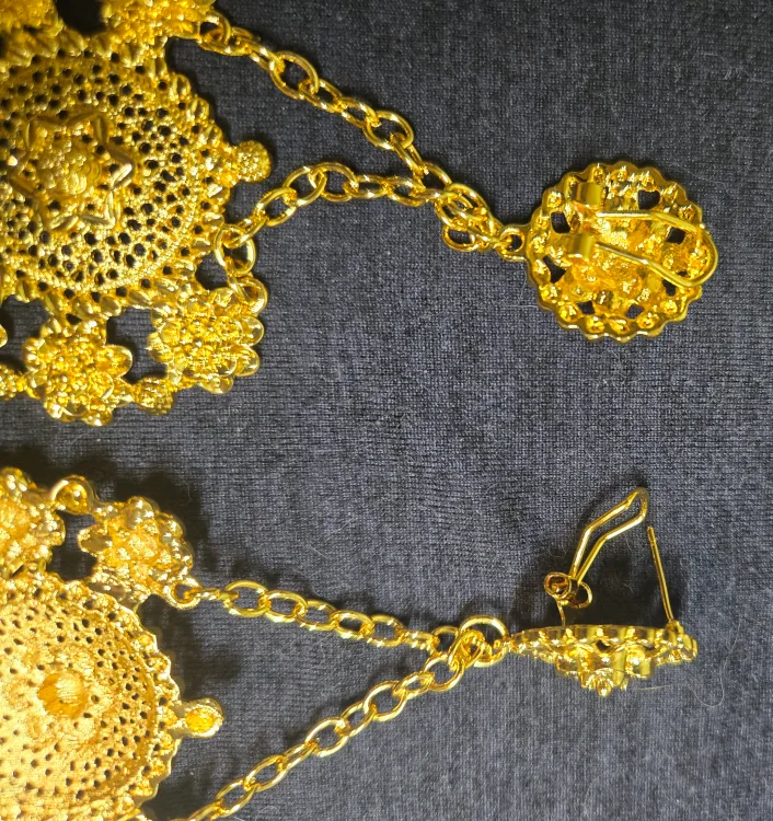 Golden jewellery jewelry set: necklace, bracelet, earrings, ring image indicator(6)