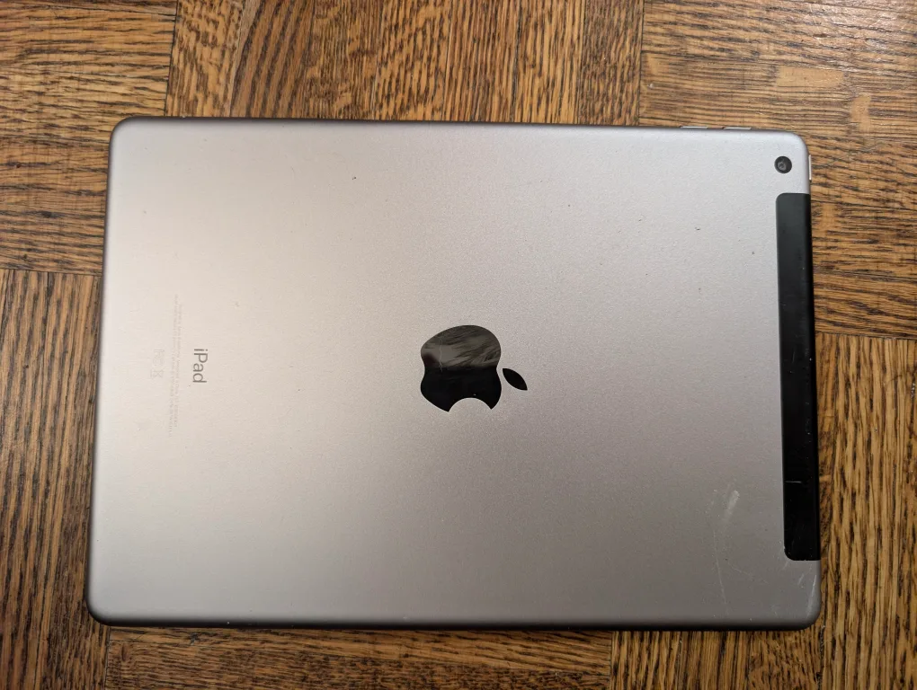 iPad 5th Generation 32GB cellular version- Silver image indicator(2)