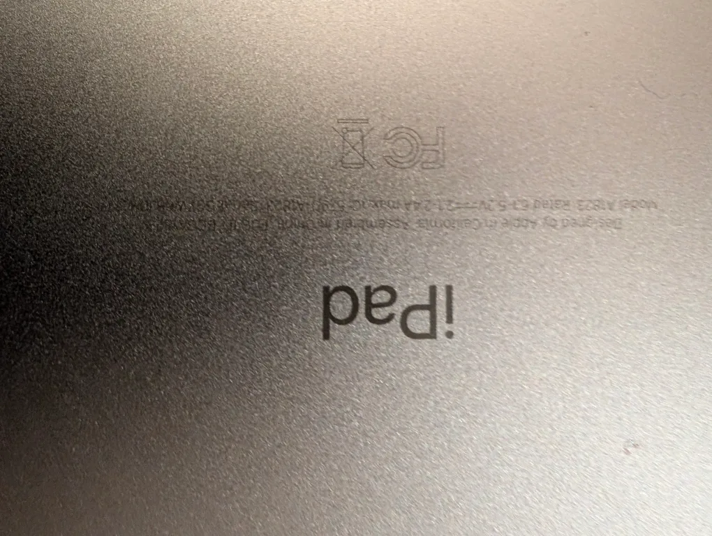 iPad 5th Generation 32GB cellular version- Silver image indicator(3)