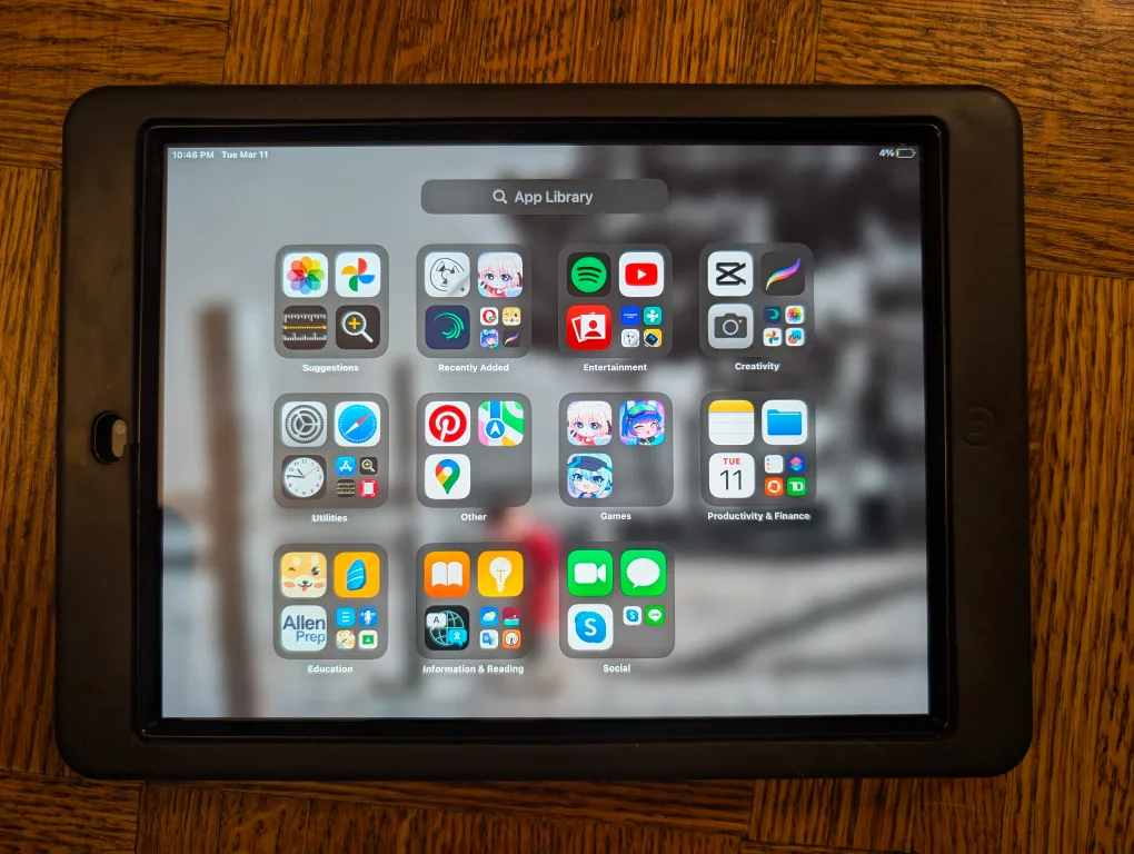 iPad 5th Generation 32GB cellular version- Silver image indicator(5)