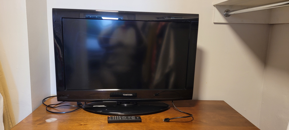 Toshiba LCD TV with remote - photo 2