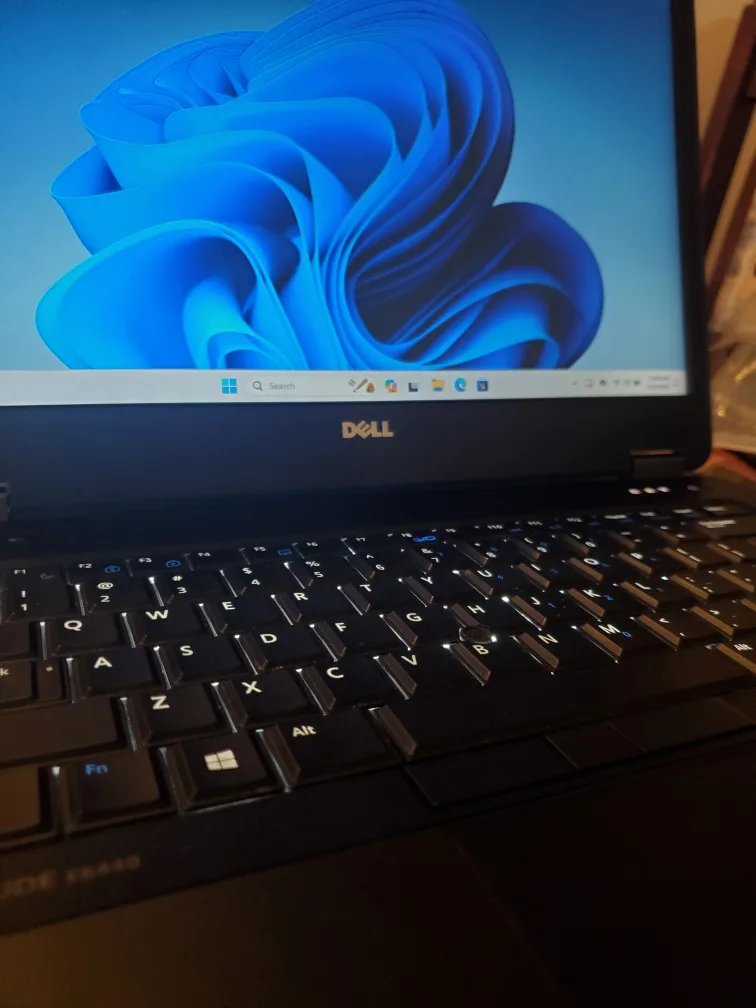 Dell Latitude E6430 Laptop - Used image indicator(8)