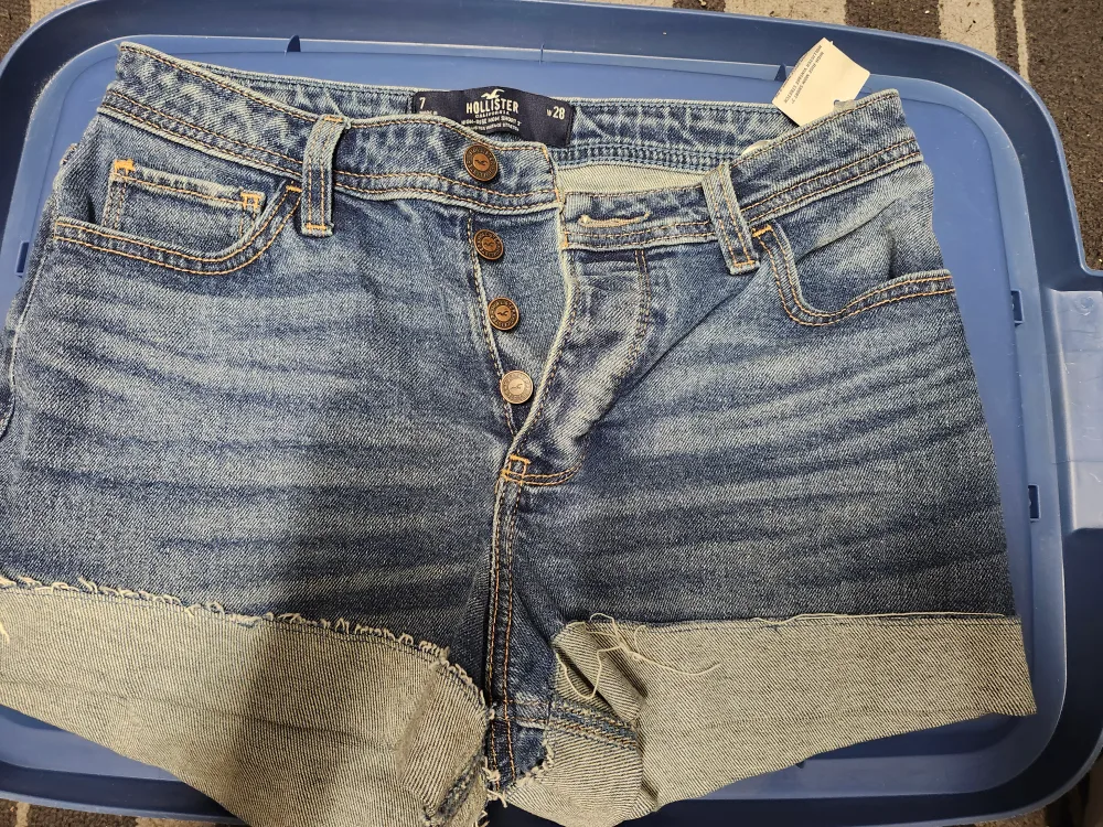 Hollister Denim Shorts, Size 28 BRAND NEW image indicator(2)