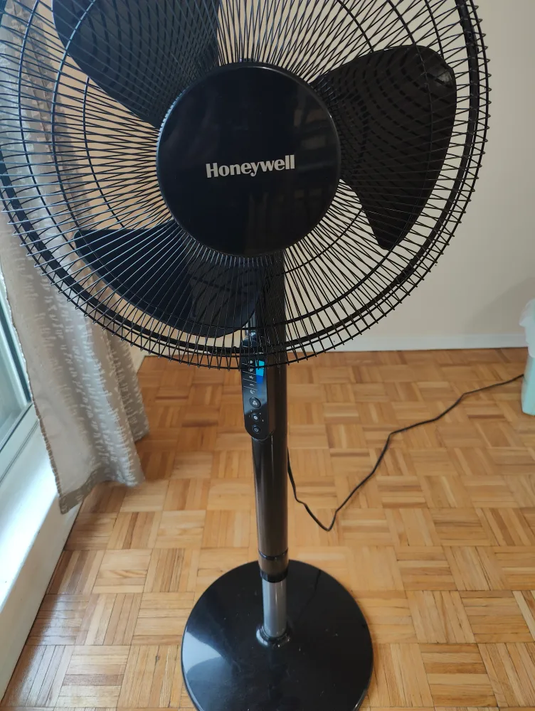 Honeywell QuietSet oscillating stand fan image indicator(2)