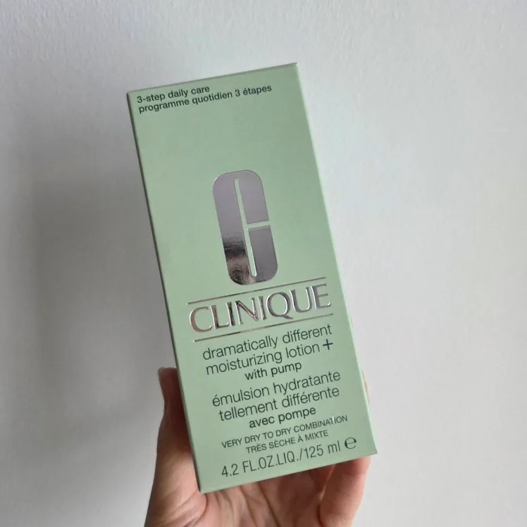 Clinique Dramatically Different Moisturizing Lotion image indicator(2)