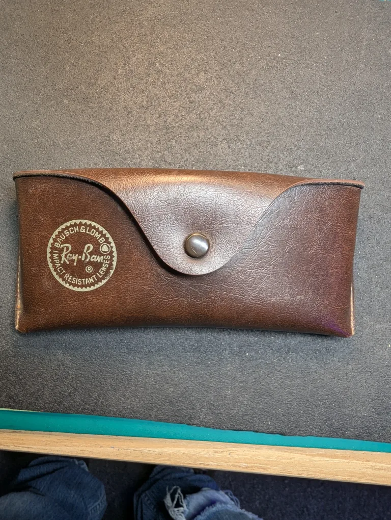 🥕Two pairs of aviator sunglasses and vintage Ray-Ban case image indicator(5)