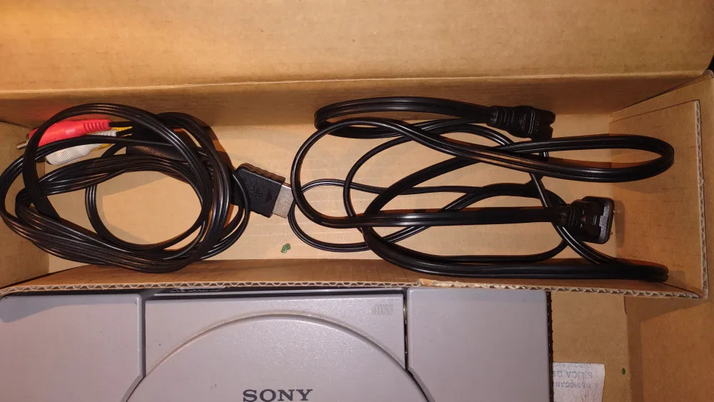 PlayStation One w/ controller and 4 games image indicator(3)