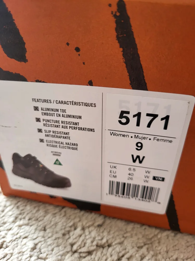 Womens steel toe work shoes size 9 (New in box) image indicator(3)
