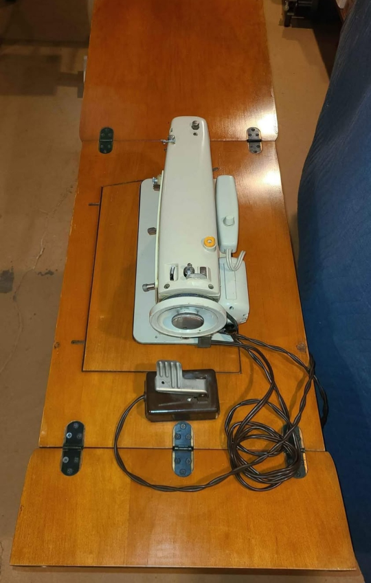 Vintage Singer Sewing Machine with Cabinet - photo 5