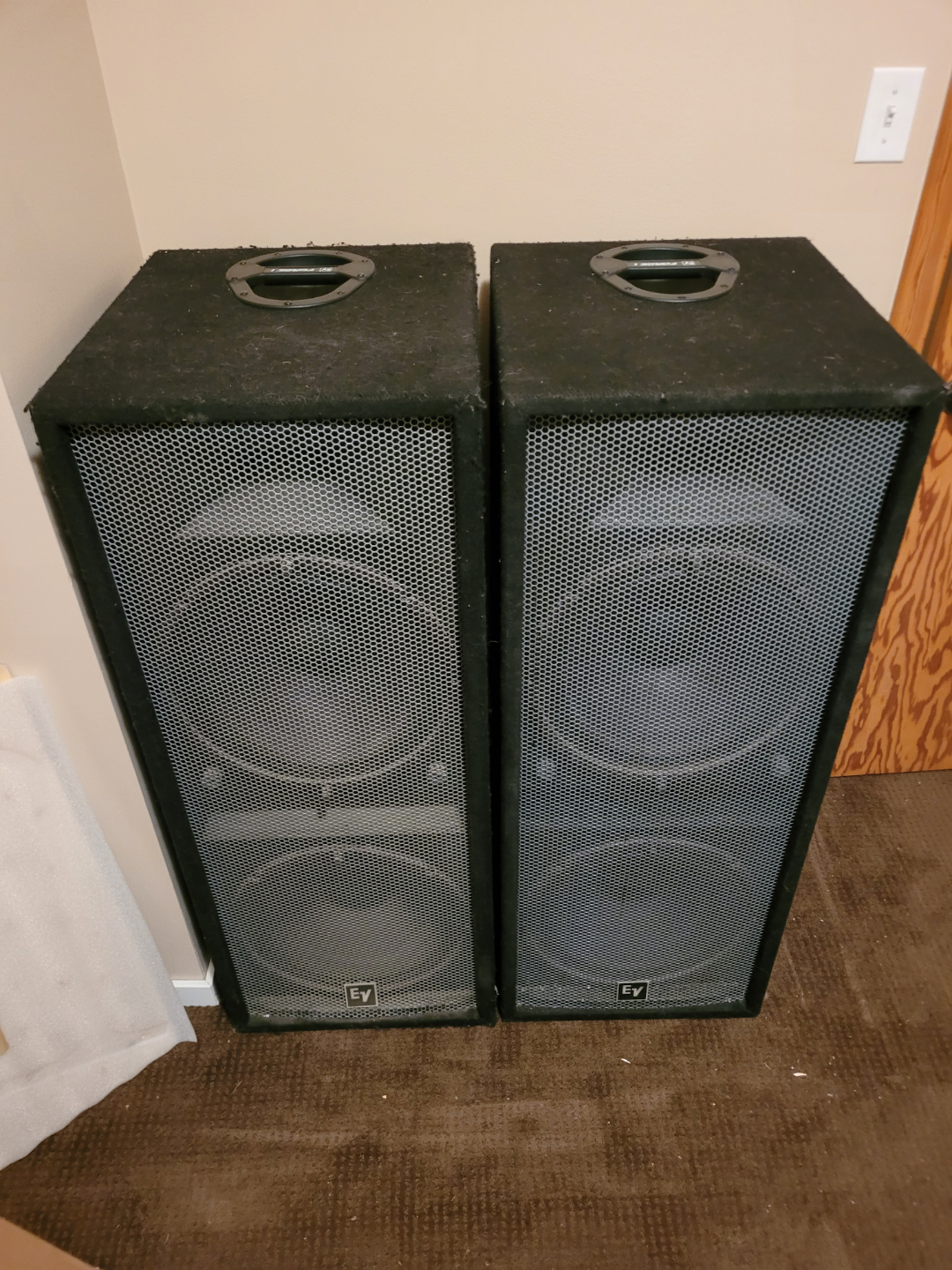 Pair of EV Force i25 Tower Speakers - photo 2