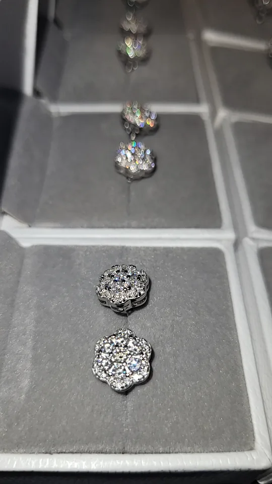 honeycomb/Flower Stud Earrings image indicator(7)