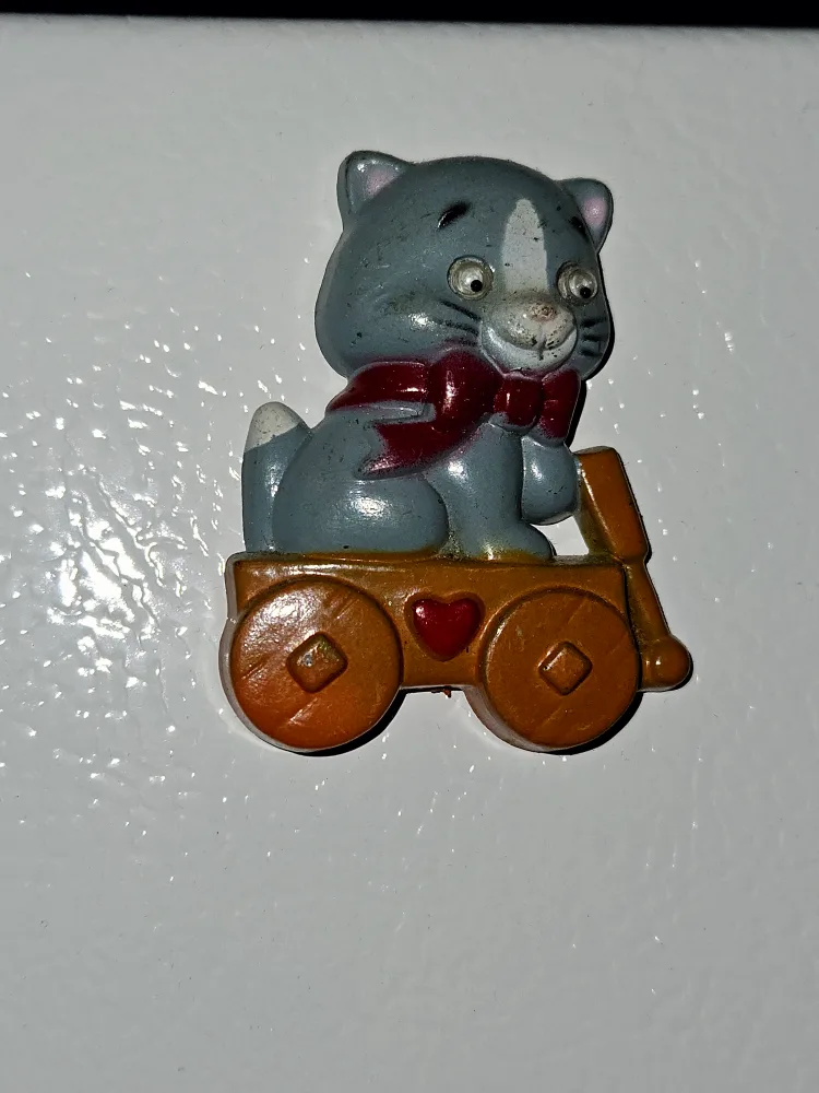 Set of four vintage kitty fridge magnets image indicator(2)