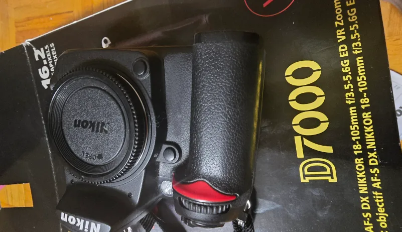Nikon D7000 no scractes no dents clean like new image indicator(4)