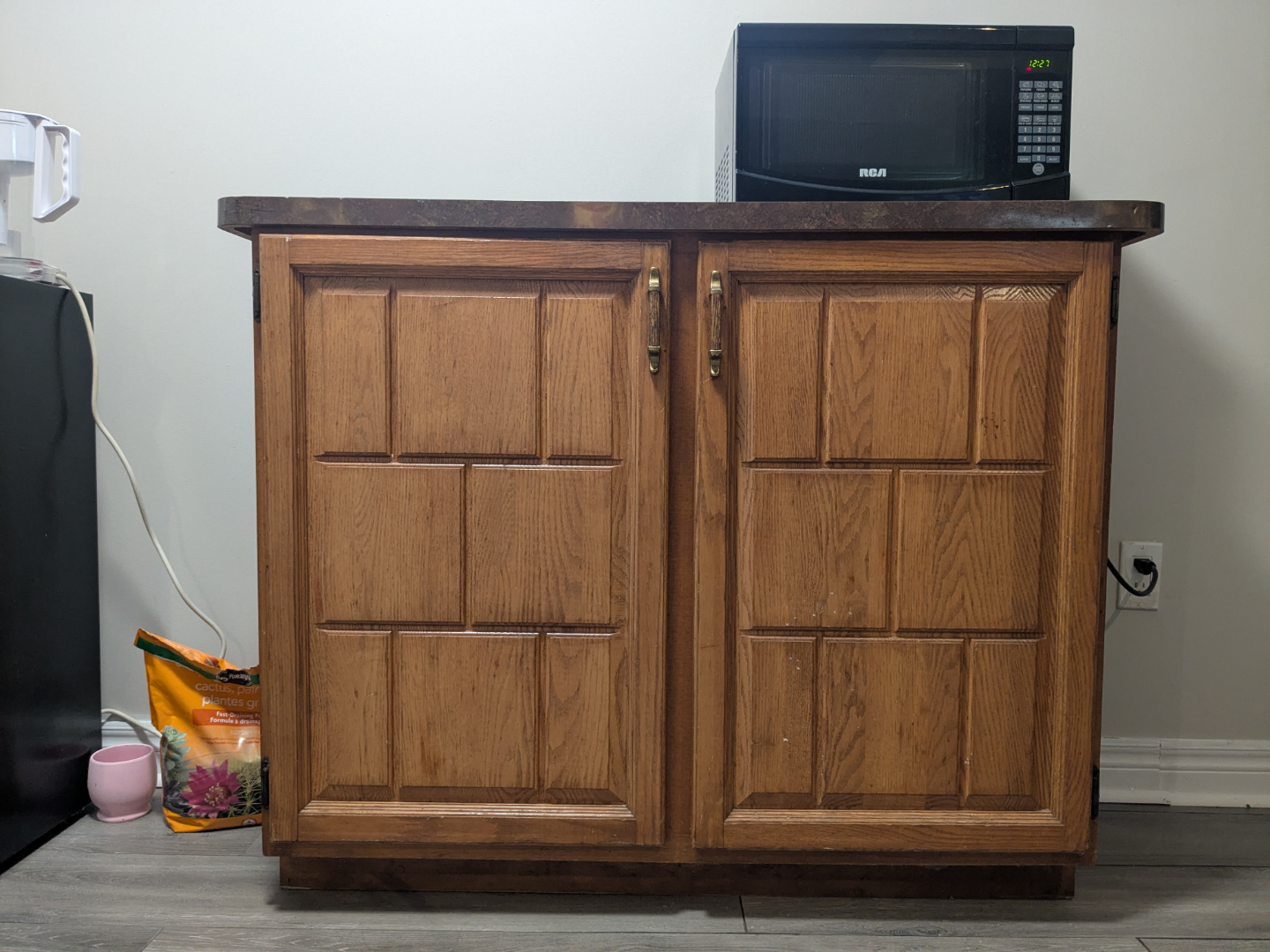 Wooden Kitchen Cabinet / Cupboard