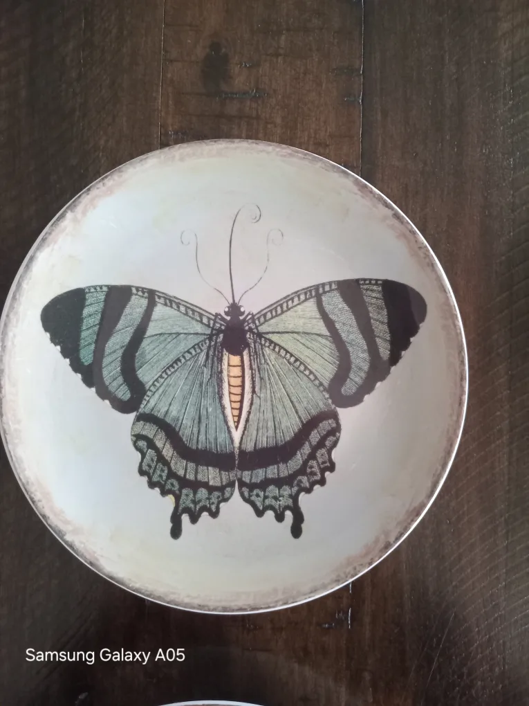 Set of 4 Butterfly Decorative Plates image indicator(2)