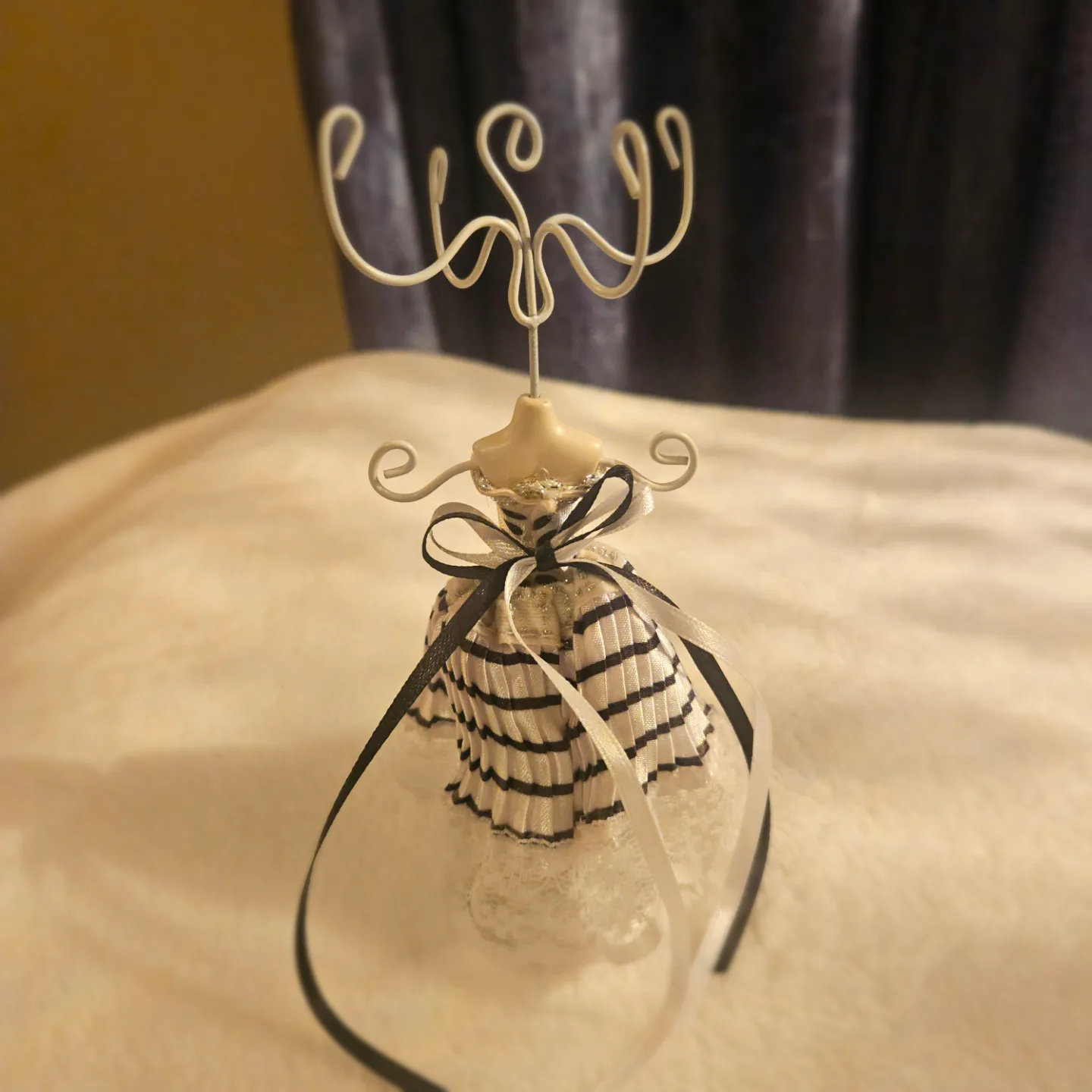 Five Jewellery Items, four earings and jewellery stand thumbnail