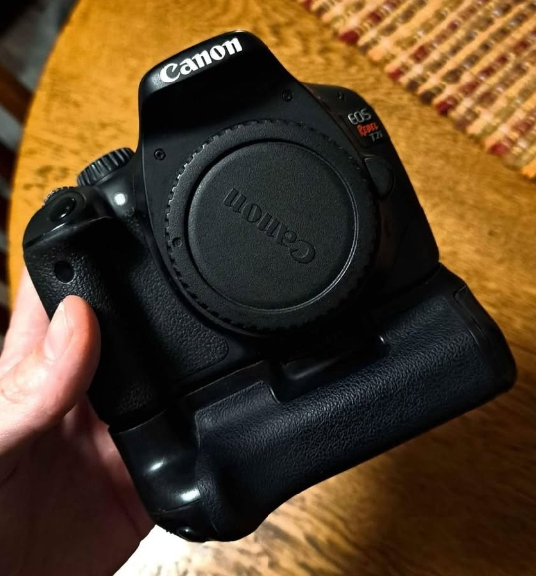 Canon Rebel T2i & Battery Pack + 3 Batteries | No Charger - photo 3