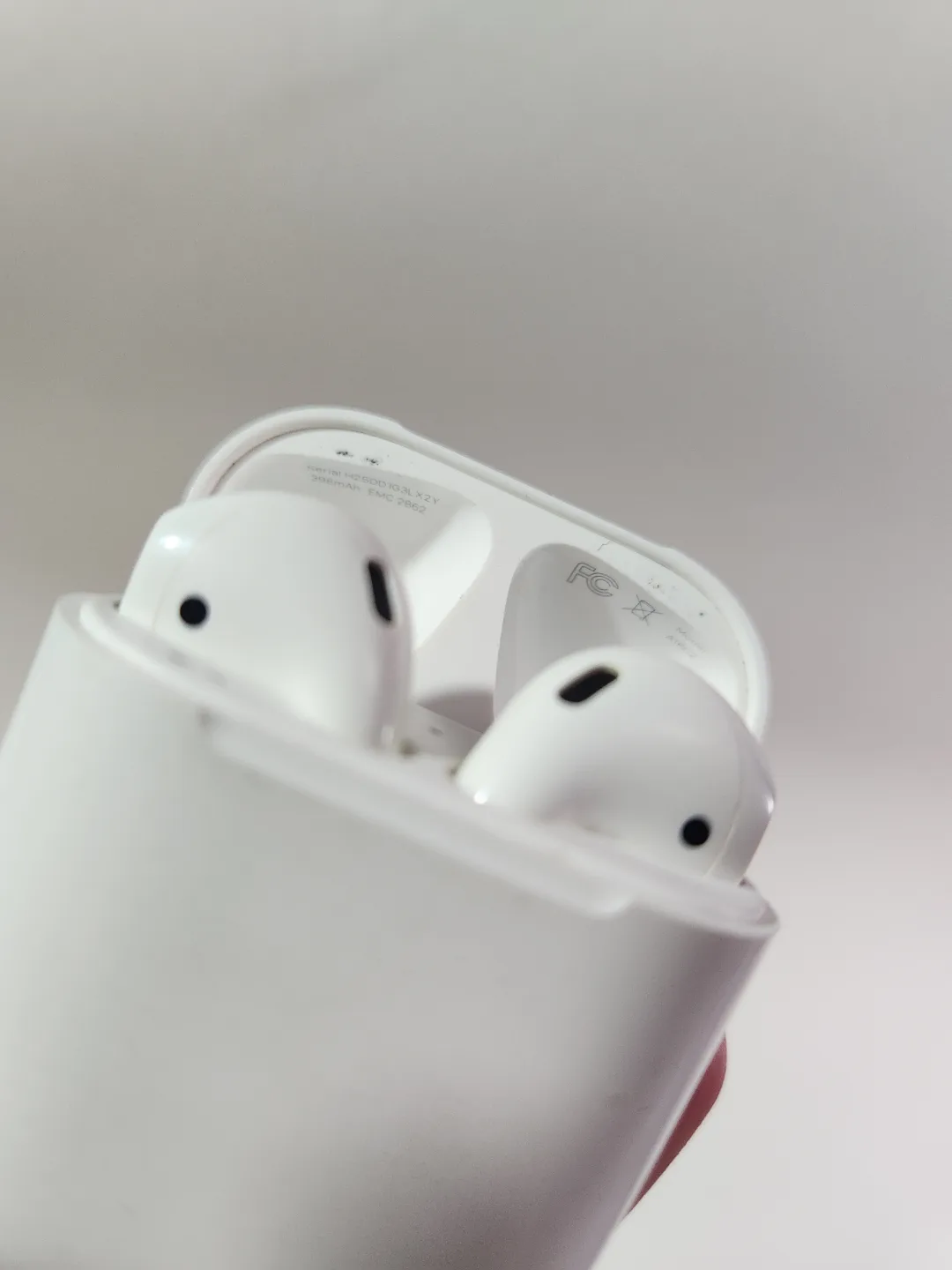 Apple AirPods 2 with Charging Case image indicator(2)