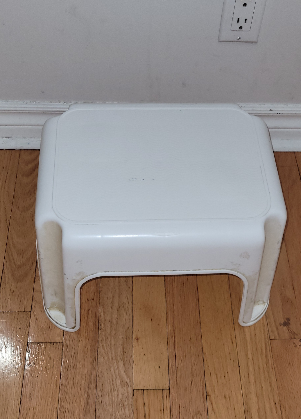 White plastic step stool - photo 2