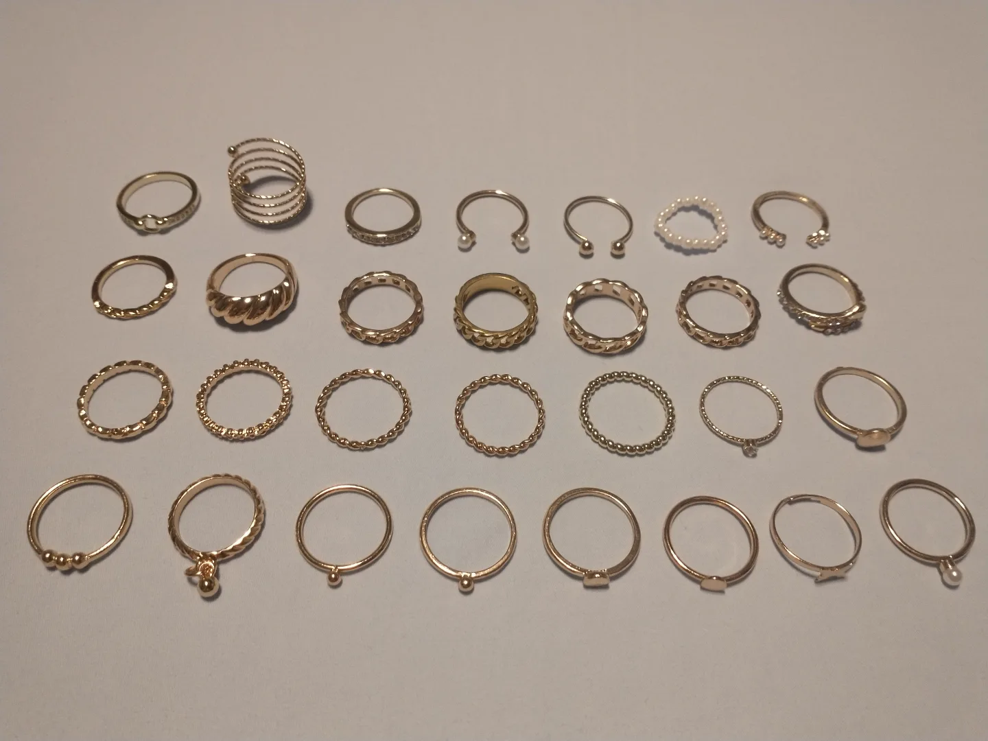 Set of 29 assorted gold rings image indicator(3)