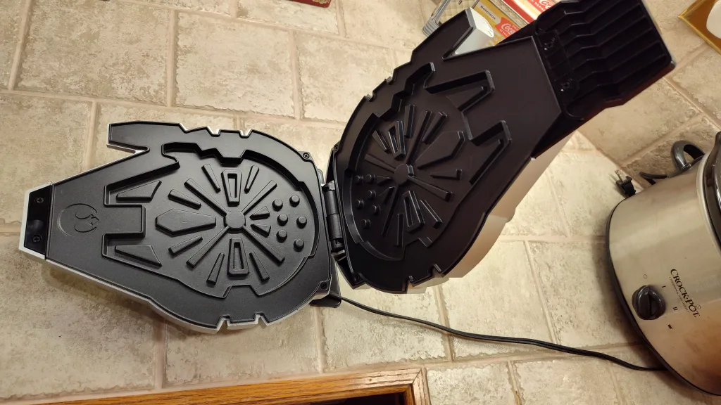 Star Wars Millennium Falcon Waffle Maker image indicator(4)
