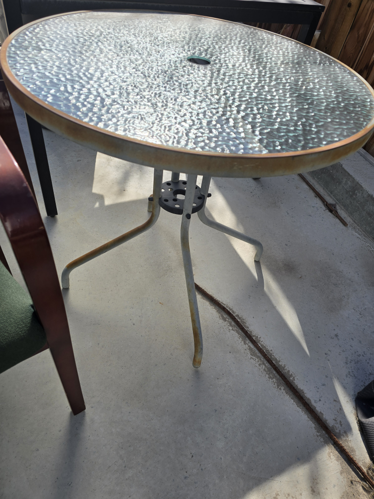 💚 Round Glass Top Patio Table