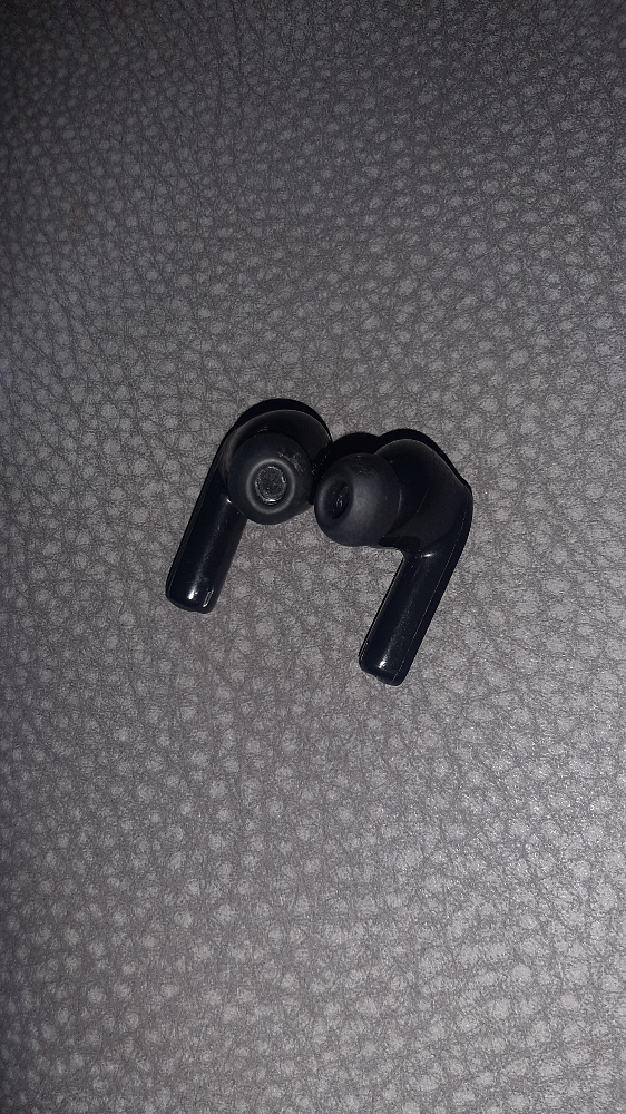Pair of Black Wireless Earbuds - photo 2
