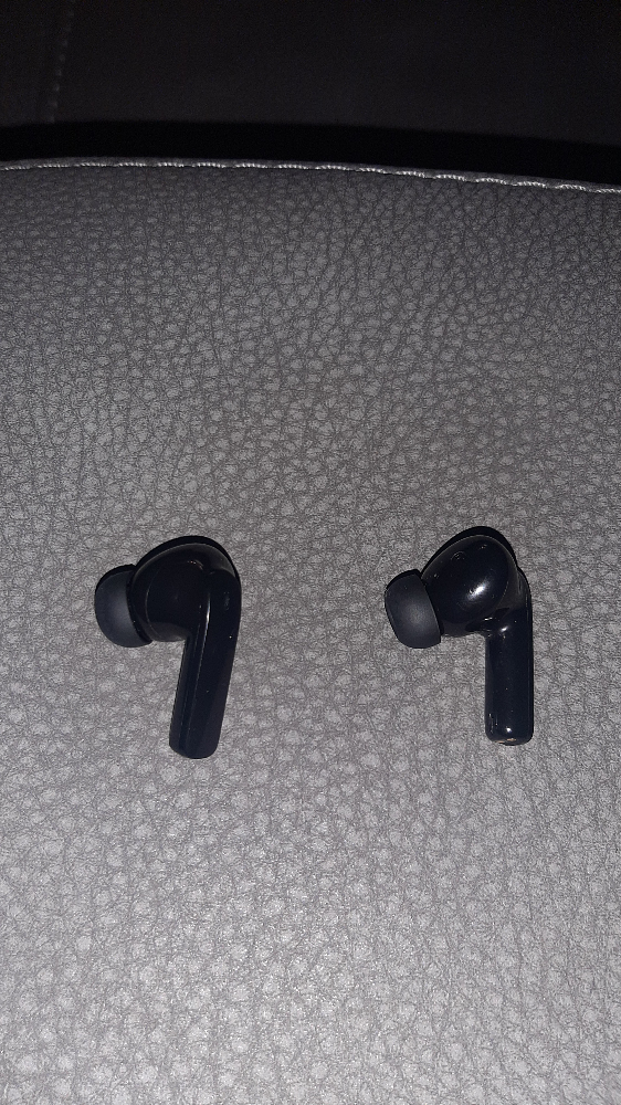 Pair of Black Wireless Earbuds - photo 4