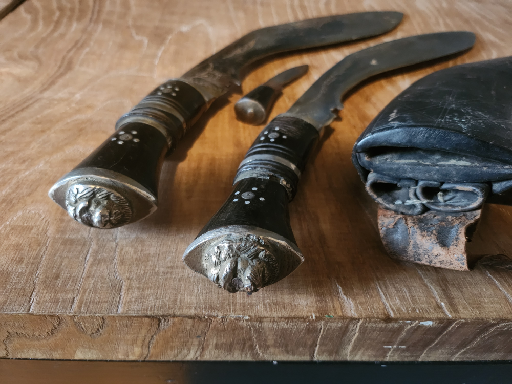 Pair of antique kukris with scabbard - photo 3