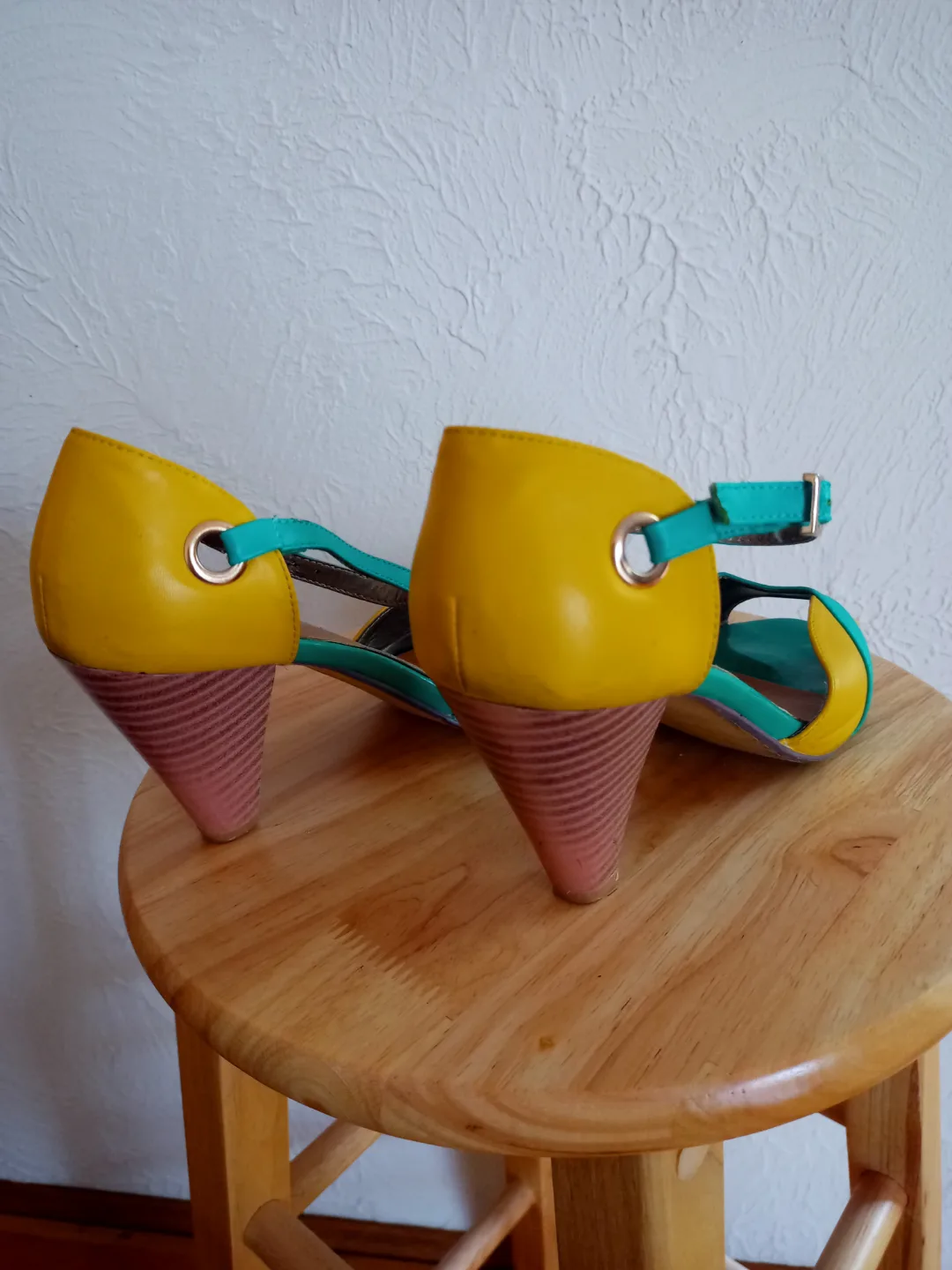 Women's Two-Tone Yellow and Teal Open-Toe Heels image indicator(2)