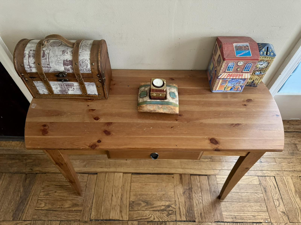 Elegant Wood Console Table for a Entryway With a Drawer - photo 2