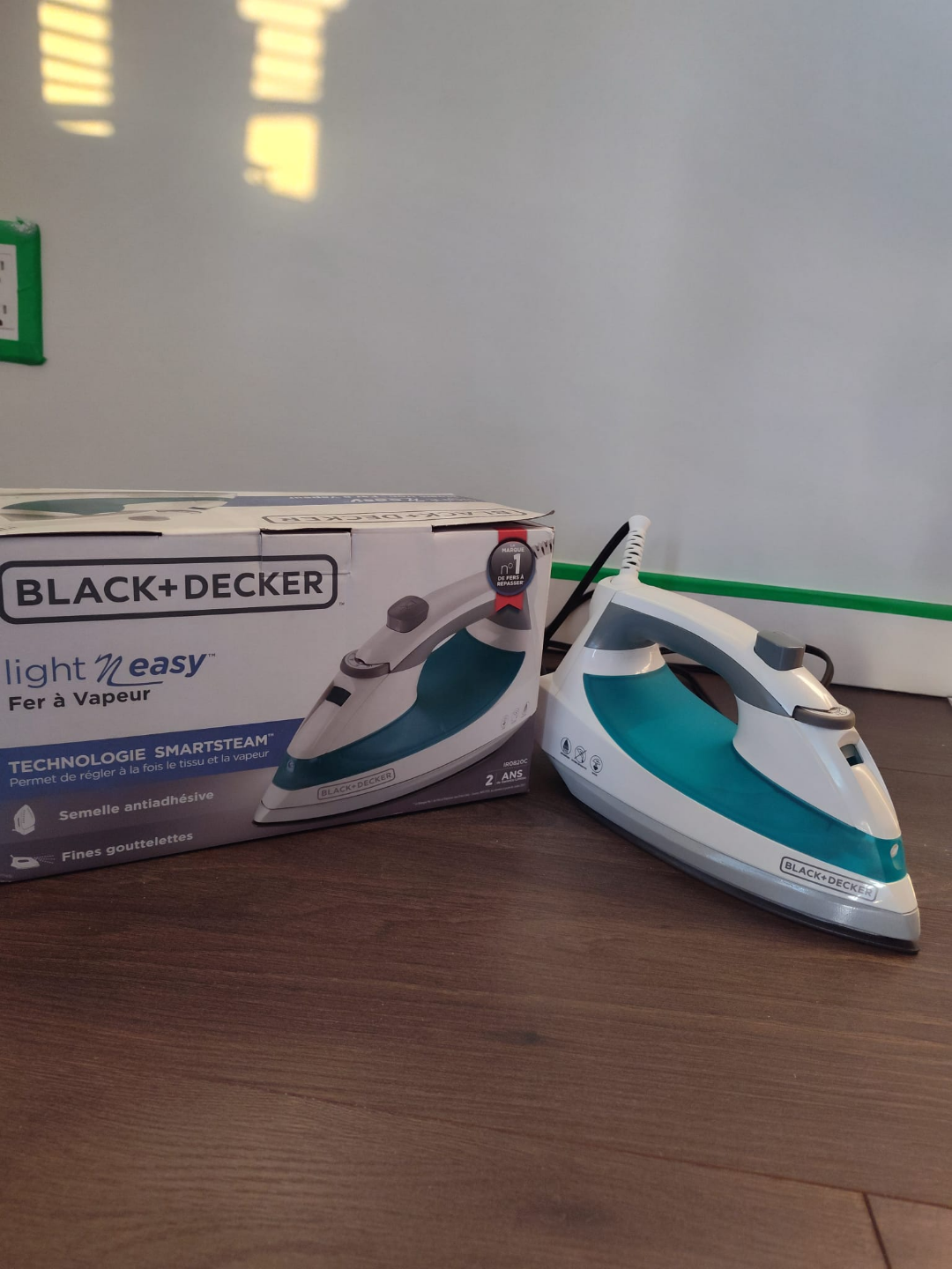 Black+Decker Light 'n Easy Steam Iron & Small Ironing Board - photo 4
