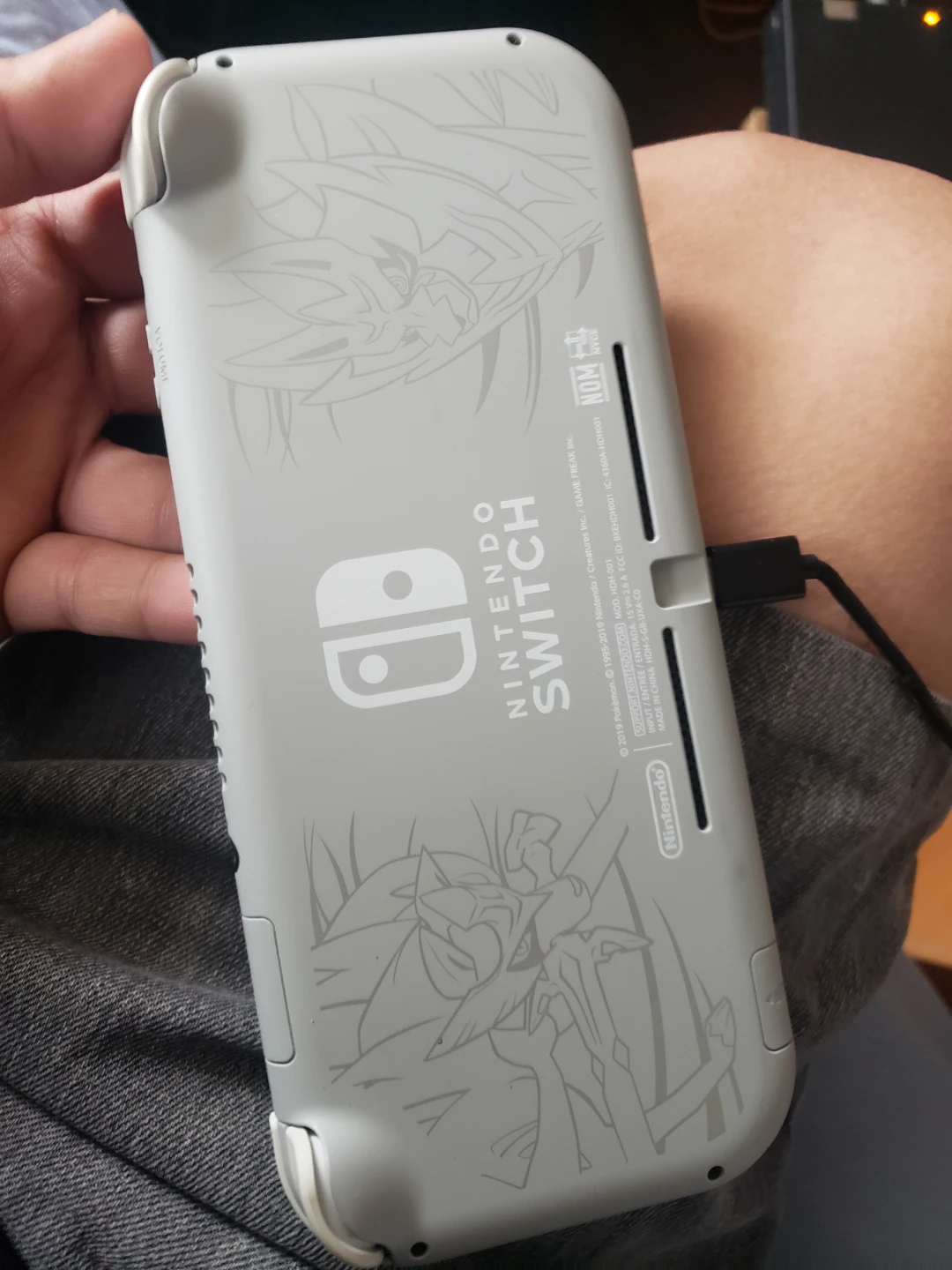 Nintendo Switch Lite - pokemon - Pre-owned - photo 2