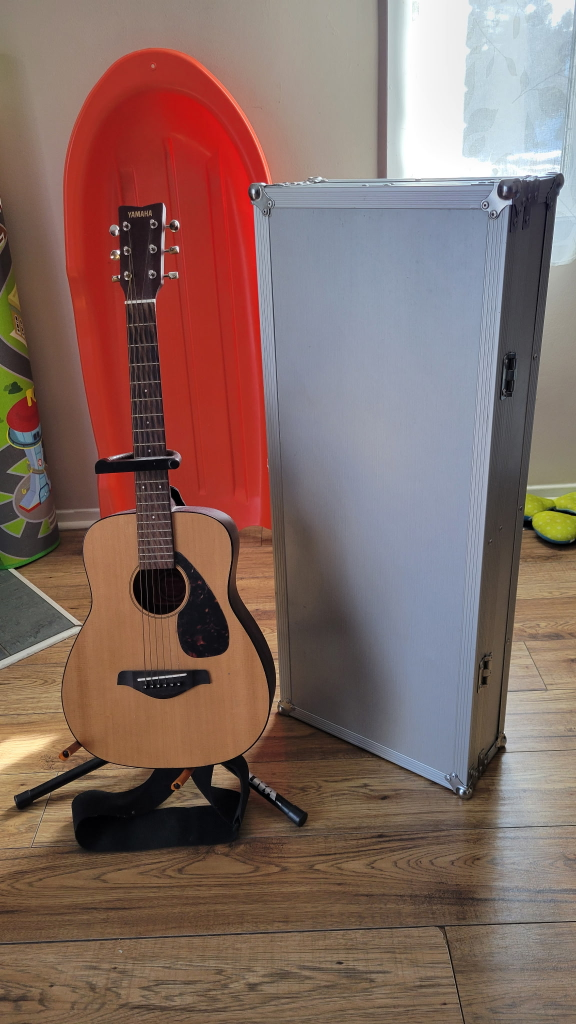 Yamaha Acoustic Guitar with Hard Case💚