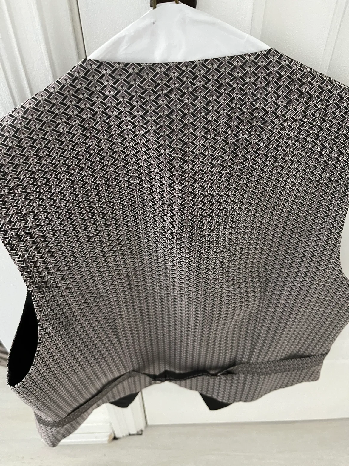 Stylish Sleeveless Vest, Size M image indicator(3)