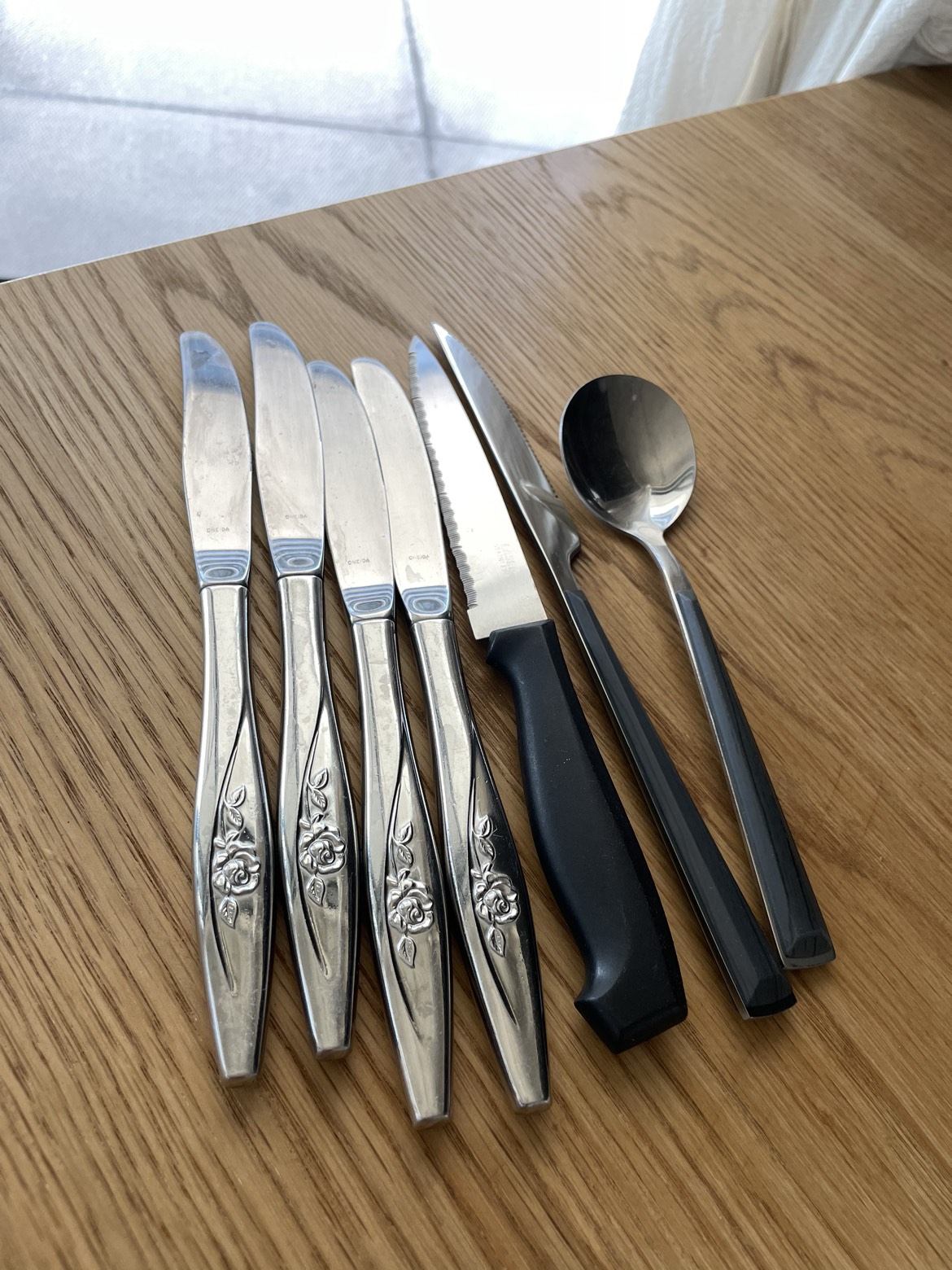 Free random pens & cutlery - photo 2
