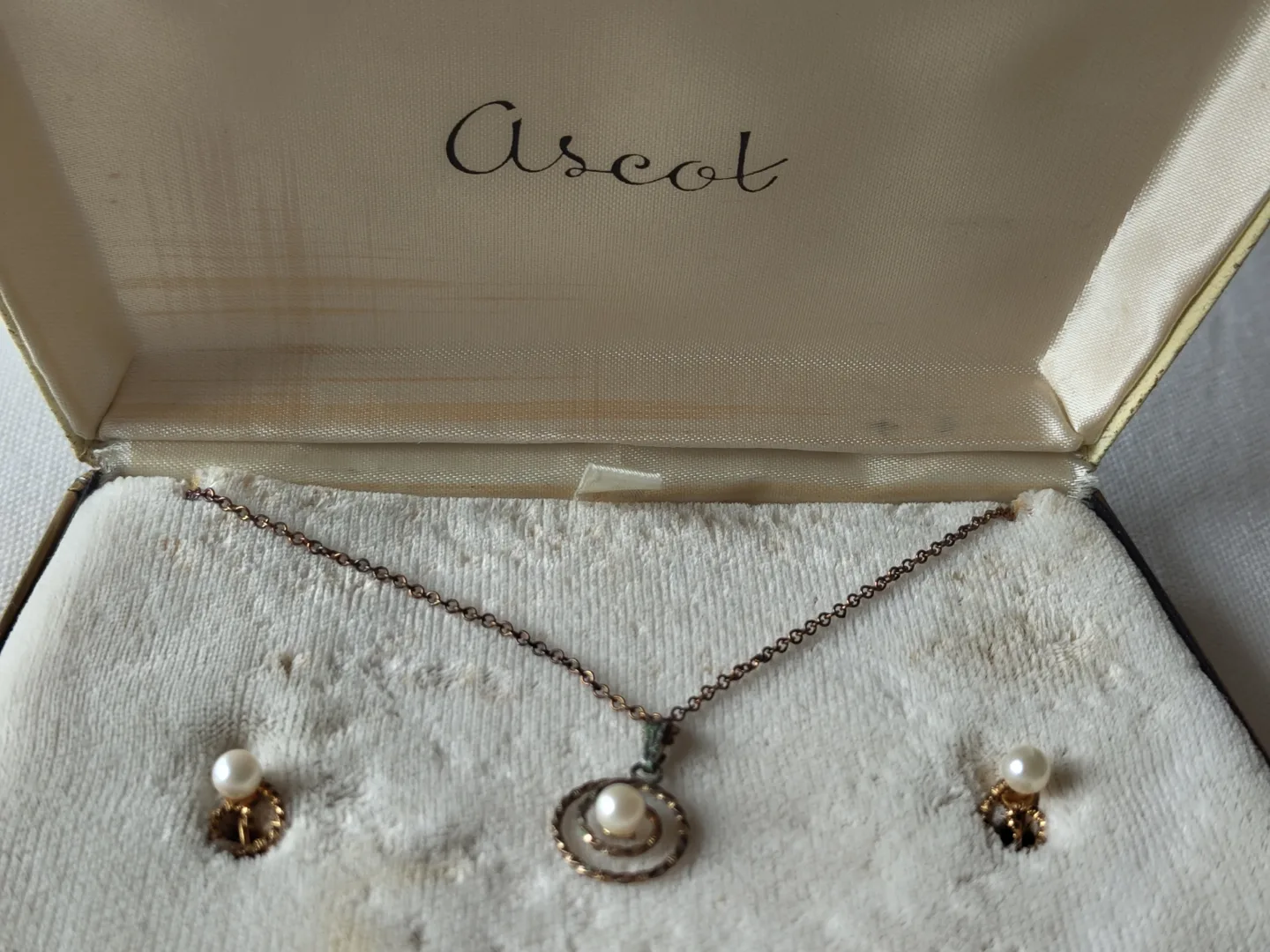 Ascot Pearl Necklace and Earrings Set thumbnail