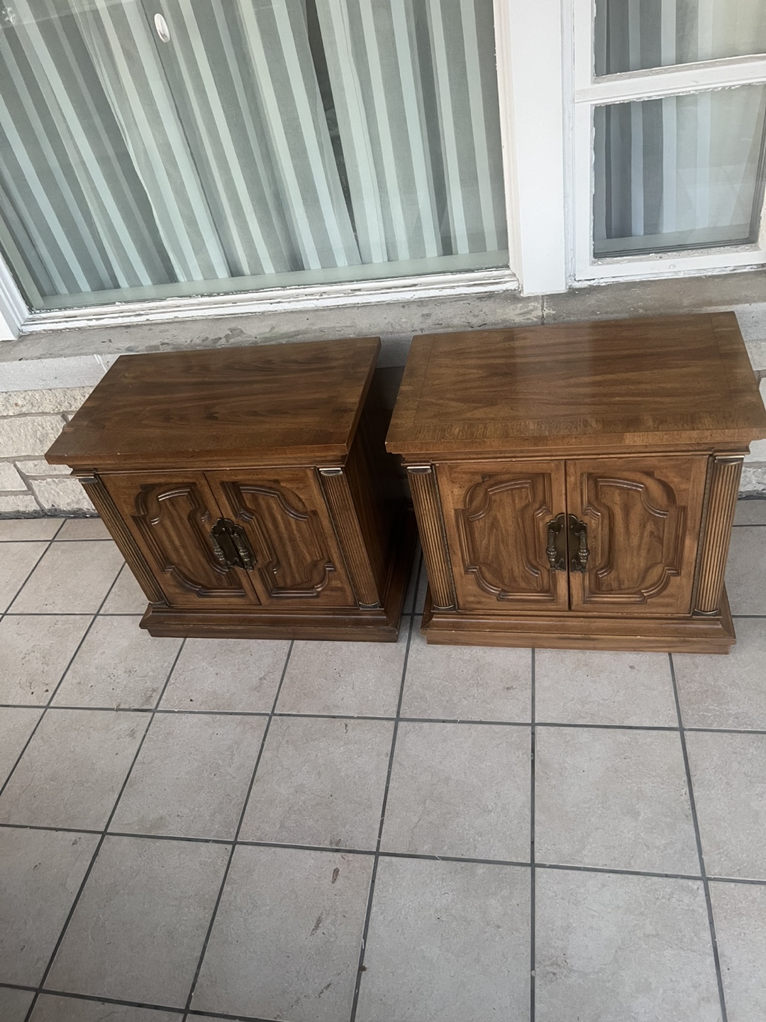 Pair of Vintage Wood Nightstands - photo 3