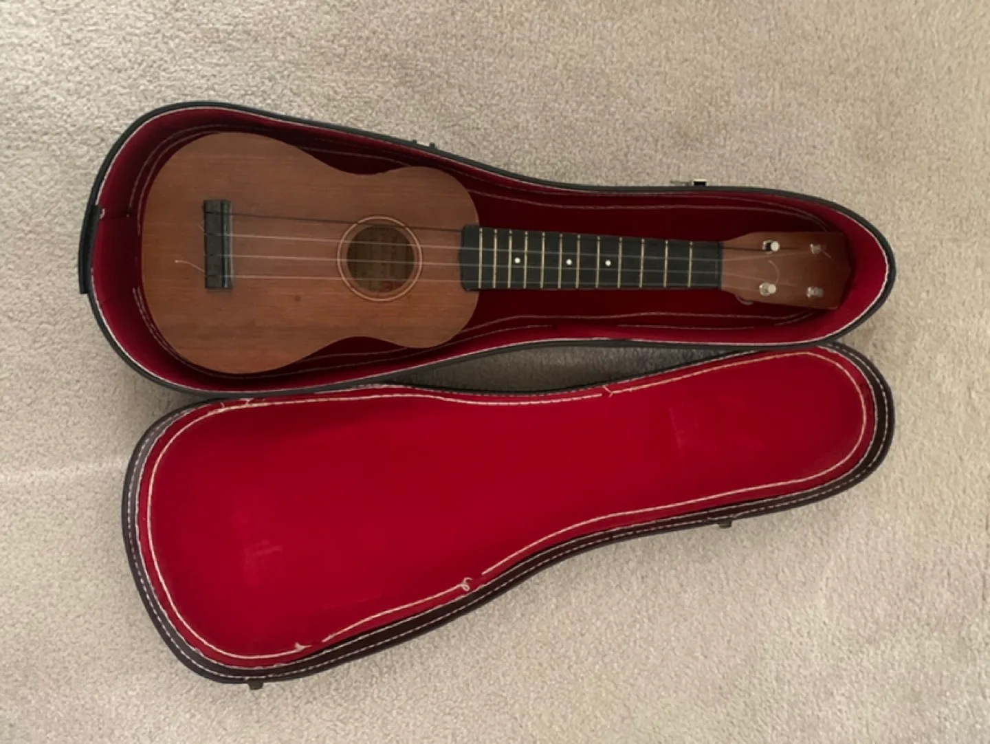 Rare Vintage Ukulele thumbnail