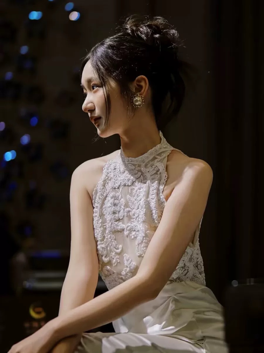 Elegant Off-White Lace and Satin Halter Gown - photo 4