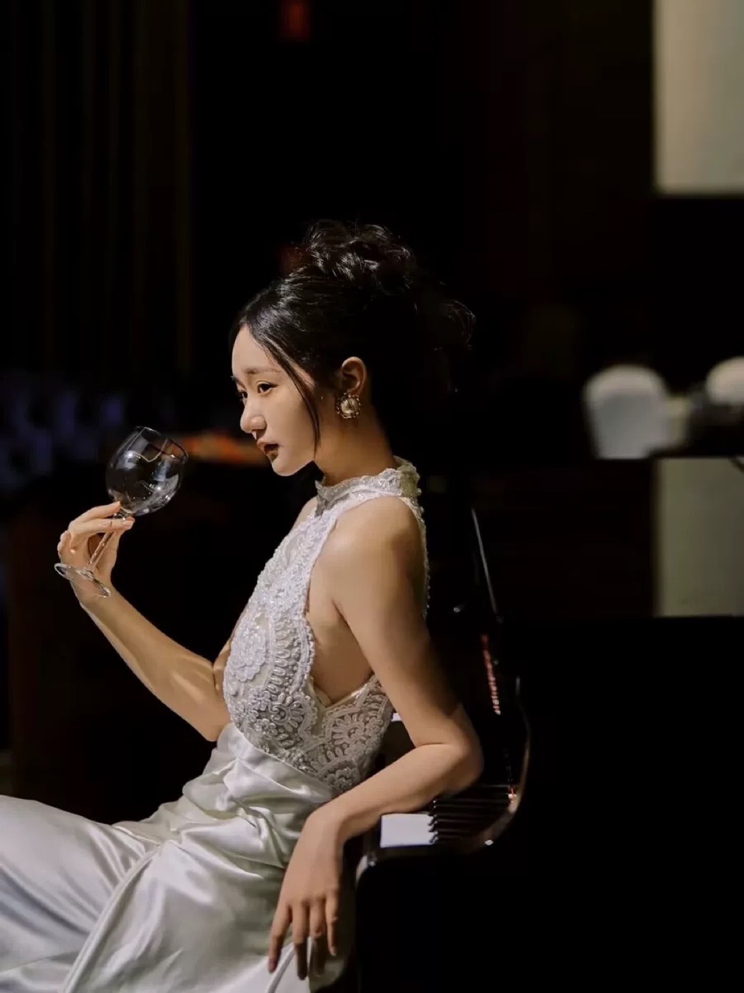 Elegant Off-White Lace and Satin Halter Gown - photo 5