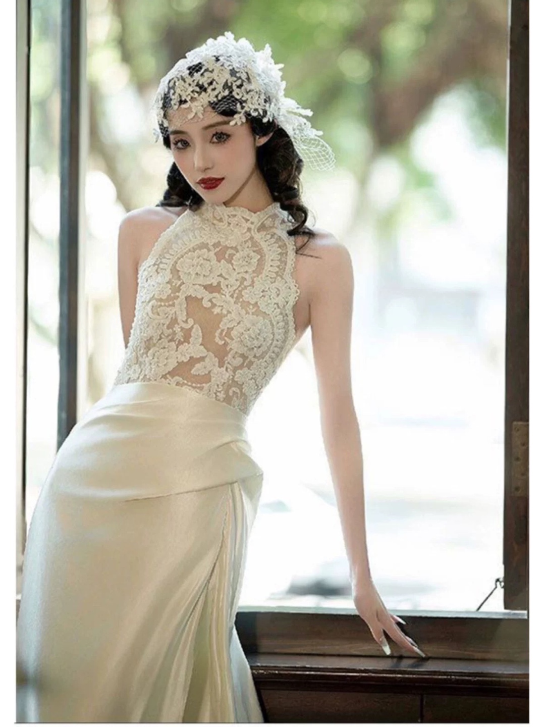 Elegant Off-White Lace and Satin Halter Gown - photo 2