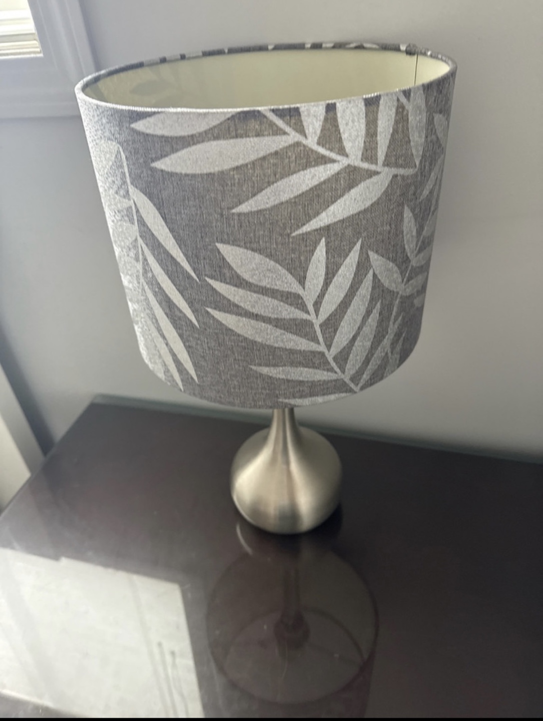 Stylish Table Lamp with Grey and White Leaf Pattern Shade - photo 2