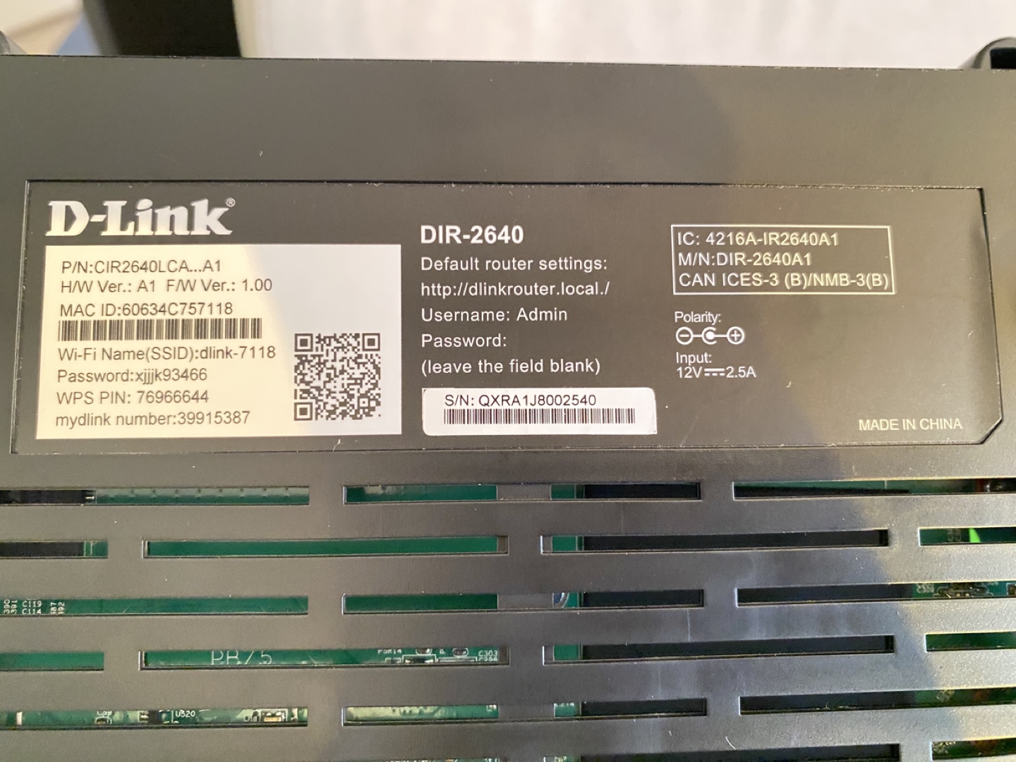 D-Link DIR-2640 wireless router - photo 2