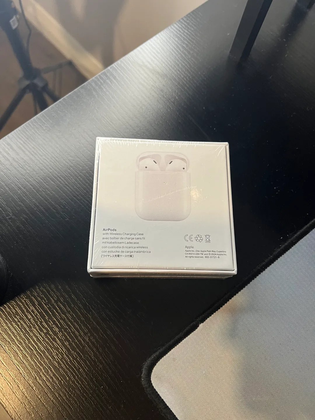 New Apple AirPods with Wireless Charging Case image indicator(2)